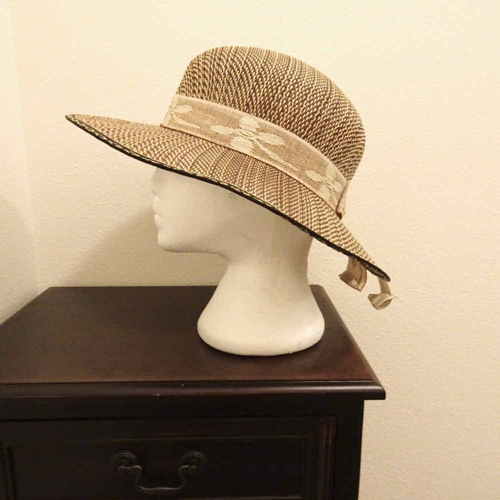 Wide brimmed summer straw hat